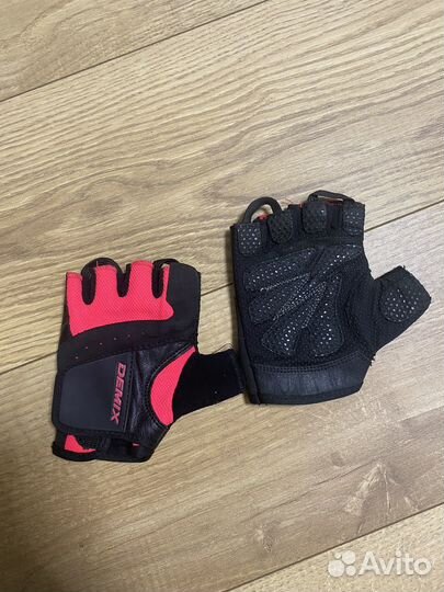 Спортивные перчатки