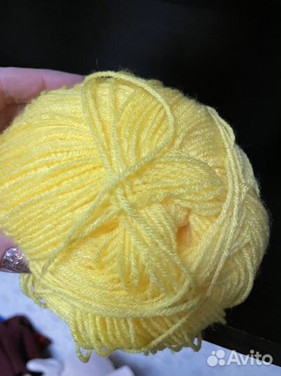 Моток желтых ниток