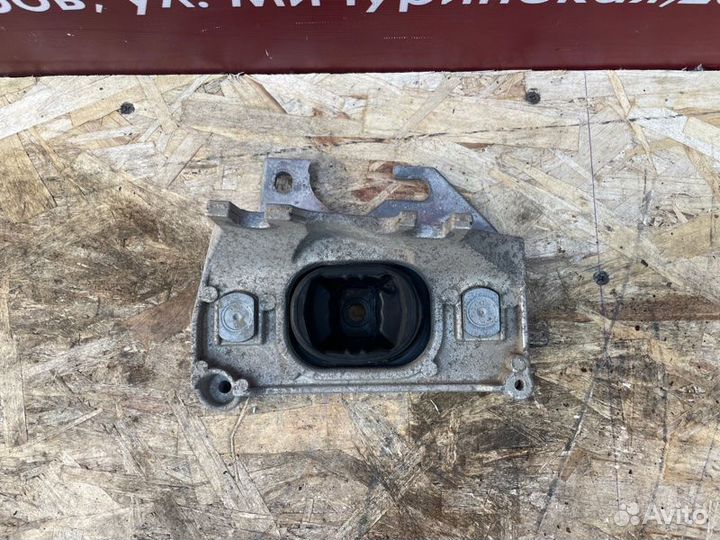 Опора двигателя левая Renault Duster