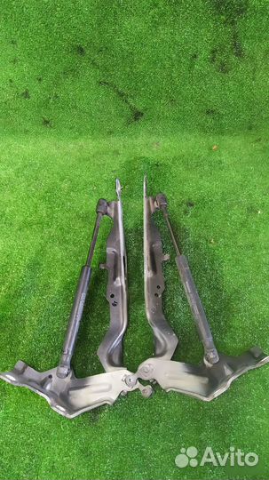 Петля капота Volvo V70 B5254T6