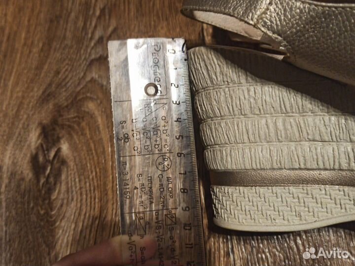 Босоножки на танкетке lasocki