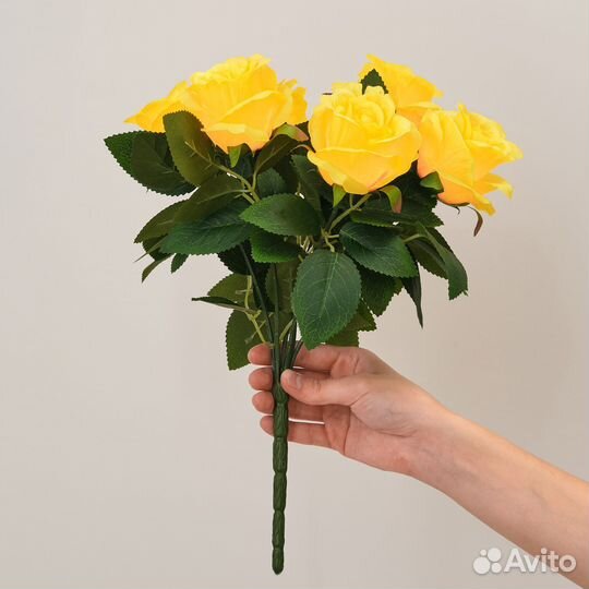 Искусственный букет цветов из 7 голов розы