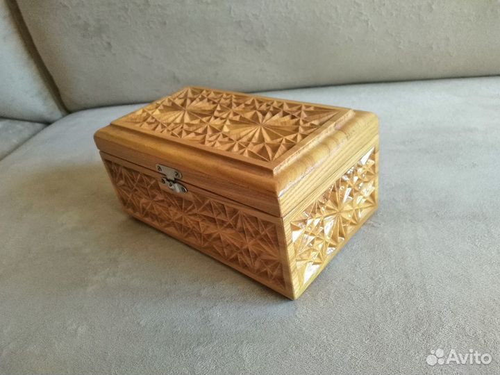 Шкатулка резная из дерева