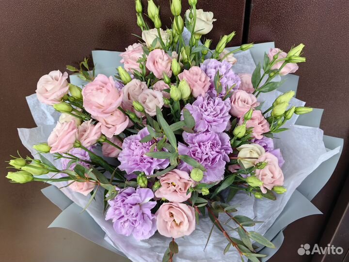 Большой букет цветов. Лизиантусы и гвоздики