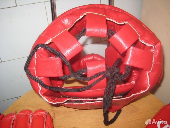 Шлем и перчатки для единоборств