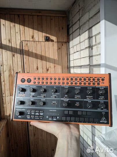 Полумодульный синтезатор Behringer Crave