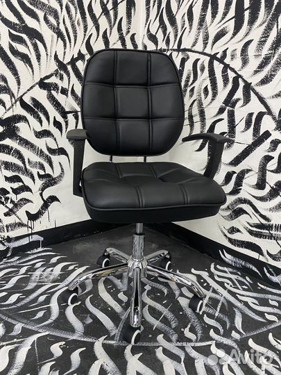 Почти классическое, офисное кресло (новое)