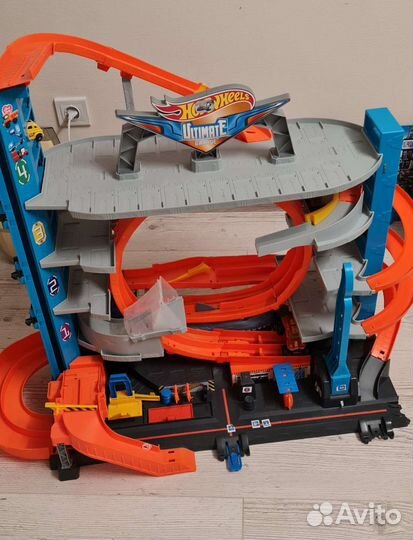 Трекпарковка Hot Wheels с акулой Ultimate Garage