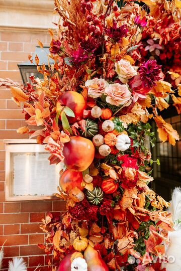 Оформление и украшение входа кафе, магазина