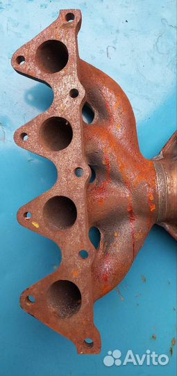 Коллектор выпускной с катализатором kiario2новый