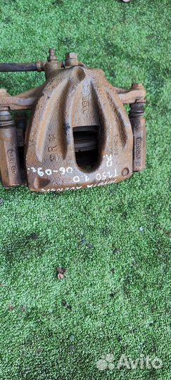 Передний правый суппорт Toyota Avensis T250