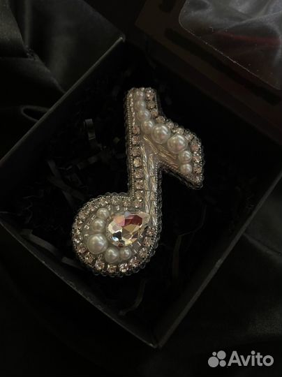 Брошь из бисера