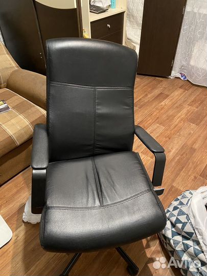 Офисное кожаное кресло