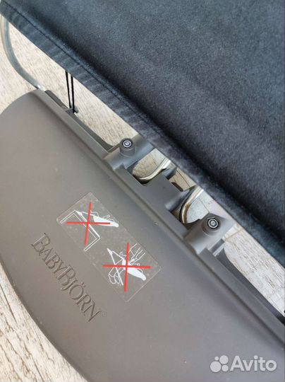 Шезлонг babybjorn с игрушкой