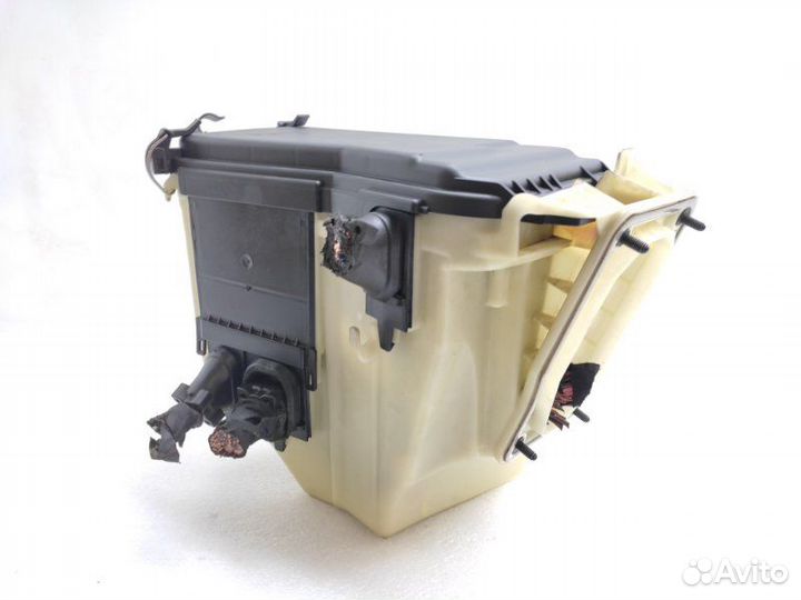 Блок предохранителей под капот Mercedes-Benz