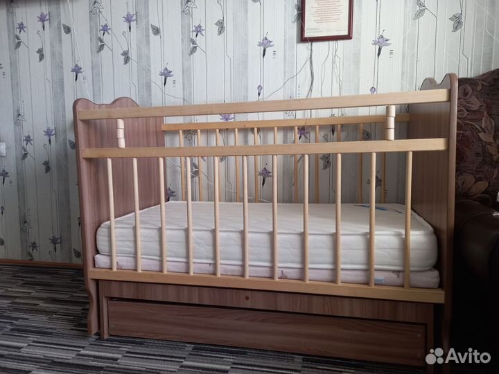 Детская кровать и 2 матраса
