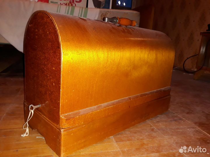 Антикварная швейная машинка