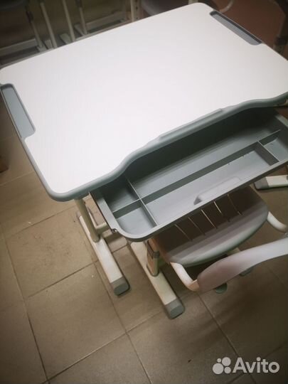 Школьный стол и стул