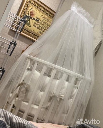 Детская кроватка с маятником