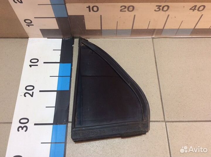 Стекло двери задней заднее правое Mitsubishi