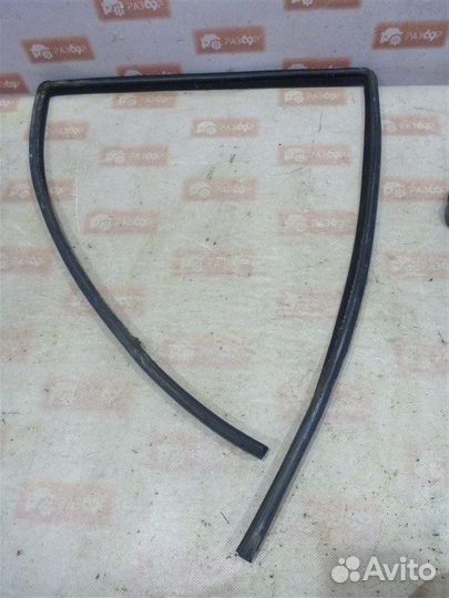 Уплотнительная резинка стекла задняя левая Land