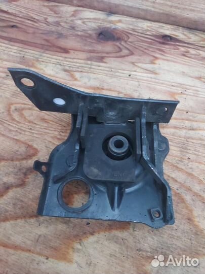 Подушка крепления двигателя левая Toyota Prius 2