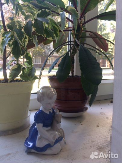 Фарфоровая статуэтка 