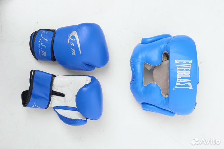 Боксерский набор: перчатки, бинты и шлем