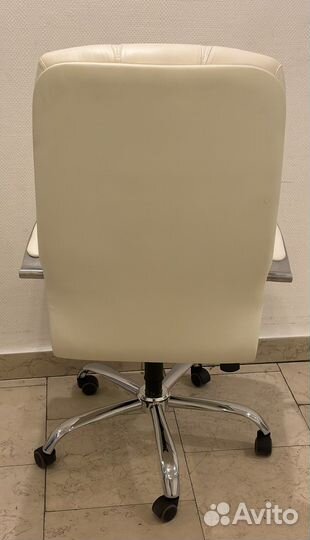 Кожанное кресло руководителя бежевое Атлант