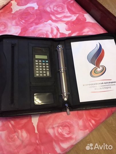 Папка с блокнотом и калькулятором