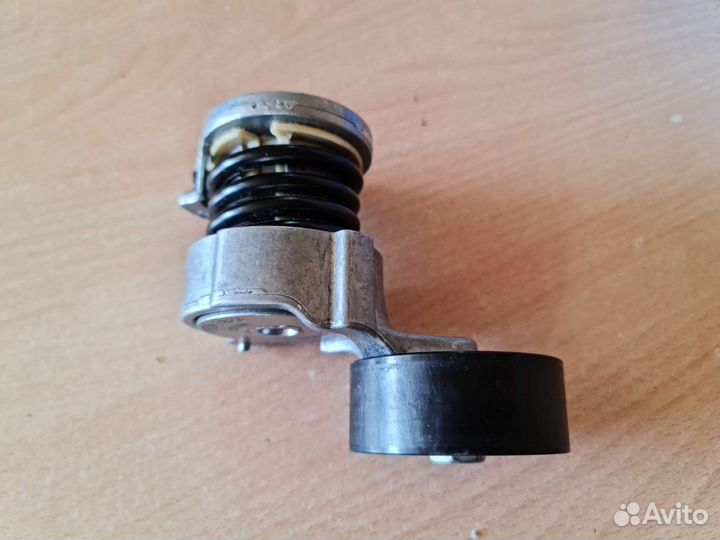 Ролик с натяжителем приводного ремня