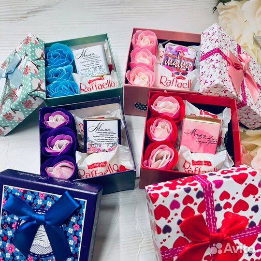Презент с мыльными розами и конфетами для мамы