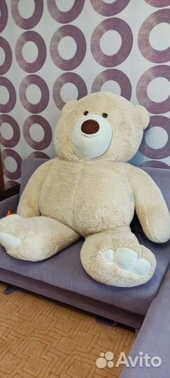 Большой плюшевый медведь