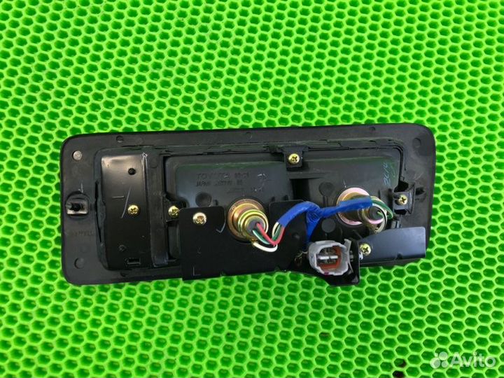 Фонарь задний левый Toyota Land Cruiser 90