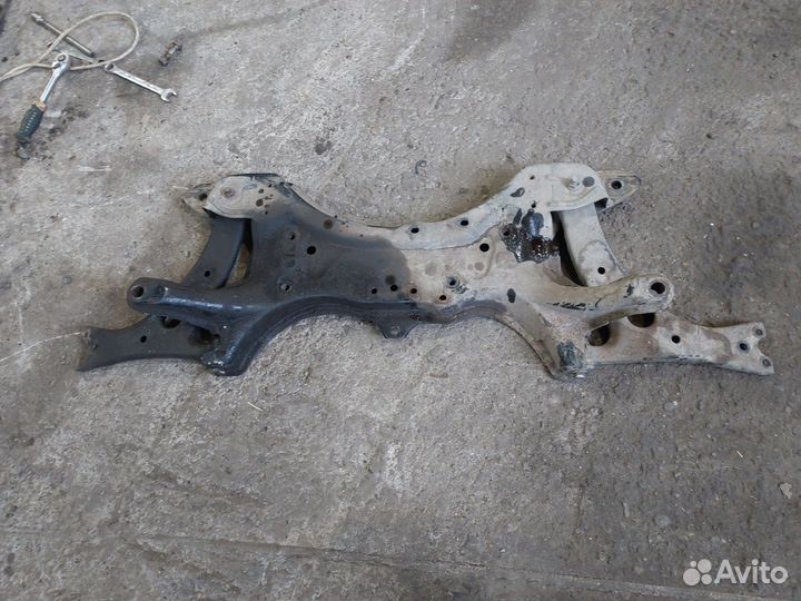 Подрамник Toyota celica t230 левый руль