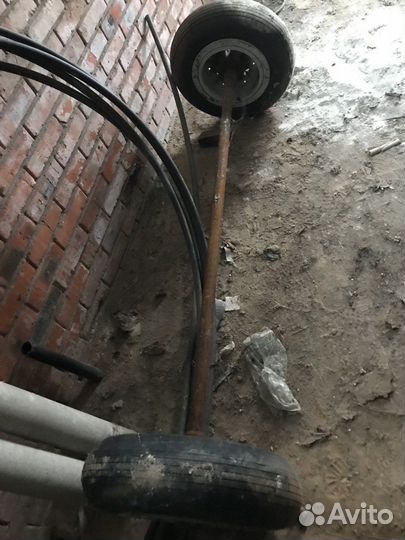 Ось с колесами тележки буксировки самолета