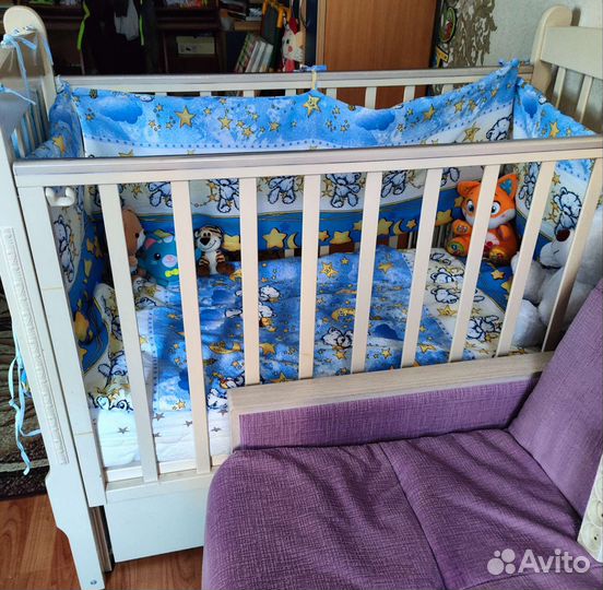 Детская кроватка с маятником и ящиком