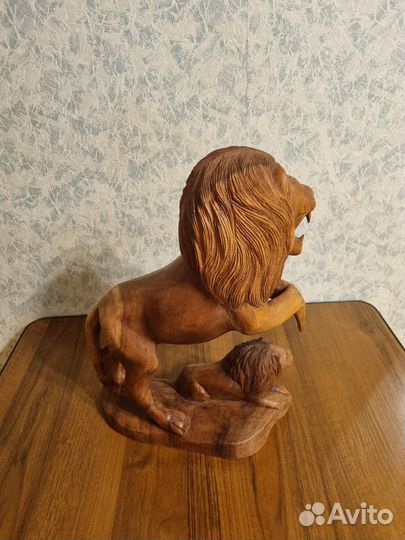 Деревянная статуэтка