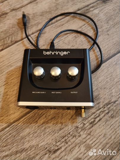 Звуковая карта behringer um2