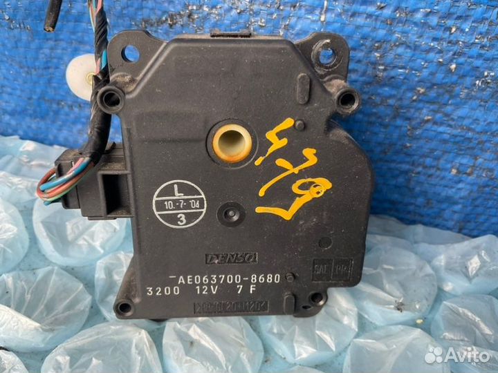 Моторчик заслонок печки правый Toyota Sienna XL20