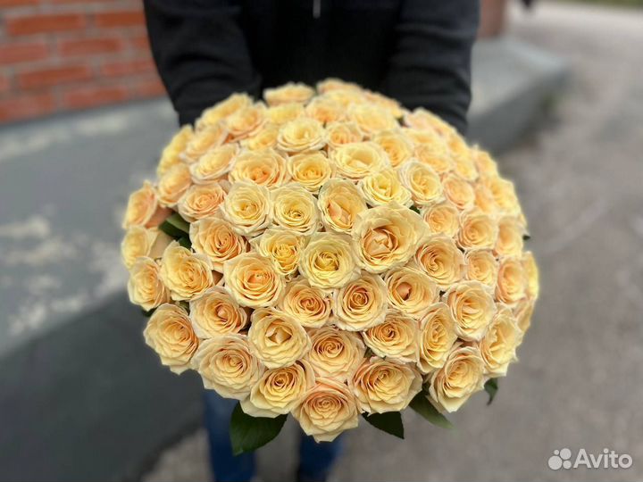 Нежный букет из кремовых роз. Букет цветов