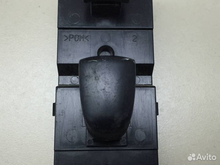 Кнопка стеклоподъемника Nissan Juke F15 2011