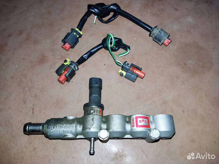 Одна форсунка и штекеры на форсунки BRC