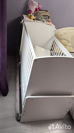 Детская кроватка с маятником и ящиком