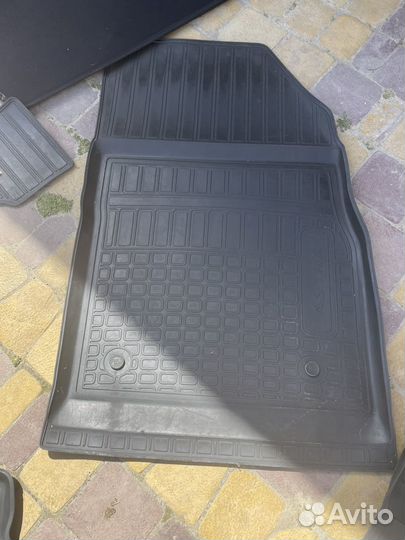 Коврики и сеточки в машину новые