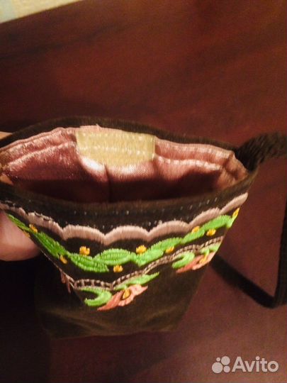 Сумка чехол для телефона из бархата с вышивкой