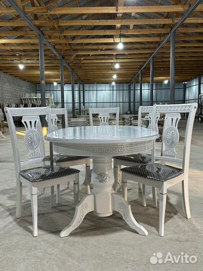 Стол и стулья