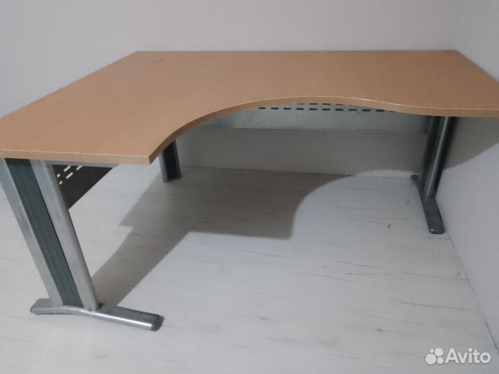 Стол офисный угловой