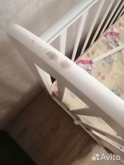 Детская кроватка с маятником