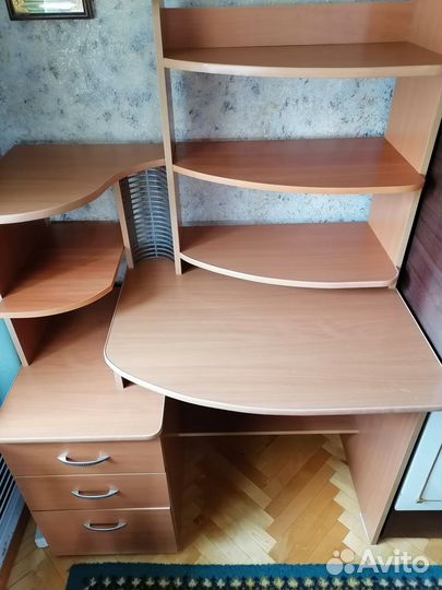 Компьютерный стол с креслом